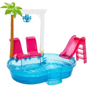 Barbie Mobilier Piscine Glamour pour poupées, avec toboggan rose, palmier, transats et verres de cocktail, jouet pour enfant,