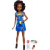 Barbie Famille poupée Skipper baby-sitter aux cheveux bouclés, robe salopette et cinq accessoires, jouet pour enfant, FHY91