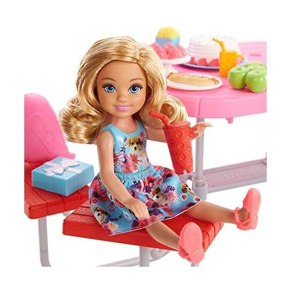 Barbie Famille coffret Pique-Nique avec poupée et mini-poupée Chelsea, 2 figurines chiots, table et 25 accessoires, jouet pou