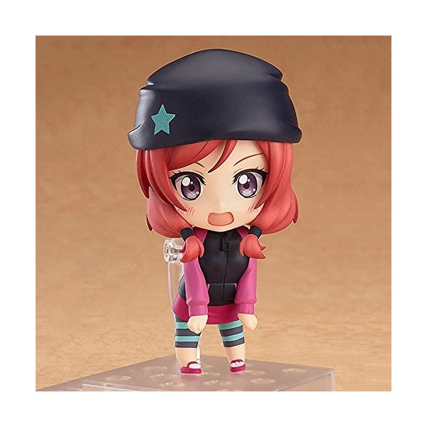 La poupée modèle Maki Nishikino version Q, un personnage de la bande dessinée LoveLive !, pose debout, y compris les expressi