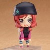 La poupée modèle Maki Nishikino version Q, un personnage de la bande dessinée LoveLive !, pose debout, y compris les expressi