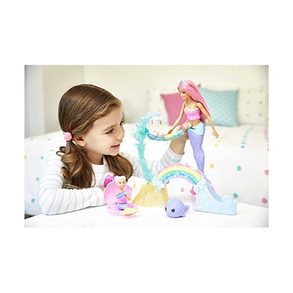 Barbie Dreamtopia Coffret Jardin des Sirènes, poupée sirène avec figurines bébé et enfant, toboggan et accessoires, jouet pou