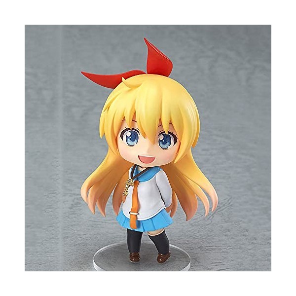 La poupée modèle Kirisaki Chitoge version Q, lhéroïne de "False Love", avec de longs cheveux blonds et des yeux bleu clair, 