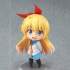 La poupée modèle Kirisaki Chitoge version Q, lhéroïne de "False Love", avec de longs cheveux blonds et des yeux bleu clair, 