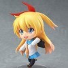 La poupée modèle Kirisaki Chitoge version Q, lhéroïne de "False Love", avec de longs cheveux blonds et des yeux bleu clair, 