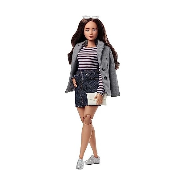Barbie Signature Coffret @BarbieStyle Série 3, poupée articulée brune avec hauts, jupe, pantalon, manteau, veste, chaussures 