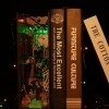 Maison de Livre 3D Maison de poupée en Bois Serre-Livres étagère Kit de Maison de poupée Miniature avec Cache-poussière Ornem