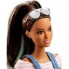 Barbie Fashionistas poupée mannequin 72 brune avec queue de cheval, robe salopette en jean et t-shirt à rayures roses, jouet