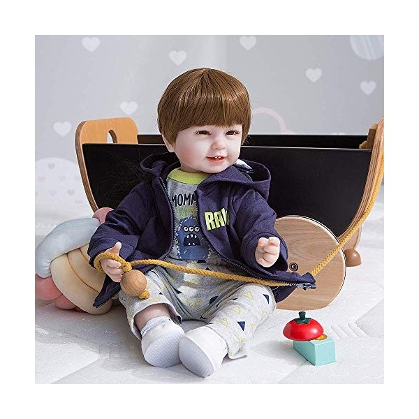 55 CM Corps Doux Câlin Reborn Toddler Bébé Garçon Poupée avec Quatre Dents Visage Souriant Mignon Bébé Cadeau danniversaire 