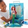 Disney Store Poupée officielle Ariel Story, La Petite Sirène, 27,9 cm, entièrement articulée en tenue scintillante – Convient