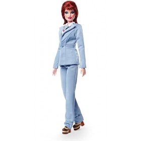 Barbie Signature poupée de collection David Bowie avec une coupe mulet portant le costume bleu clair de Life on Mars, jouet c