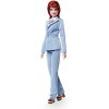 Barbie Signature poupée de collection David Bowie avec une coupe mulet portant le costume bleu clair de Life on Mars, jouet c