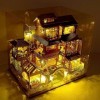 DIY Maison De Poupée Miniature Bois Kit Équipé Cache anti-Poussière pour Musique et Dune Lumière LED Cadeau De Bricolage Art