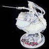 Figure de la reine blanche de Tokisaki Kurumi, debout, de 27 cm / 10,6 pouces de matériau de PVC, de vêtements blancs, de lon