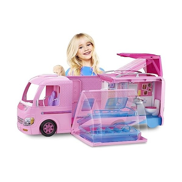 Barbie Mobilier Camping-Car Transformable pour poupées, véhicule de +60 cm incluant deux hamacs, accessoires et piscine, joue