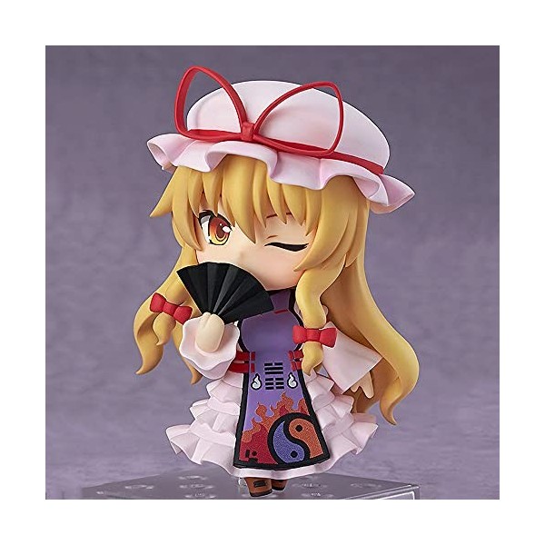 Poupée modèle Yakumo Yukari version Q, le personnage de lanimation "Touhou Project", pose debout, Les cheveux blonds avec un