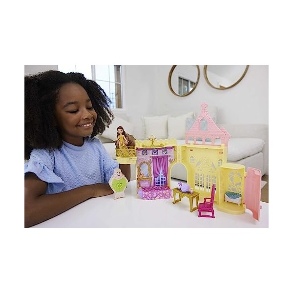 Princesses Disney Coffret Le Château de Belle Histoires à Empiler, maison de poupée avec mini-poupée et 8 éléments de jeu, Jo