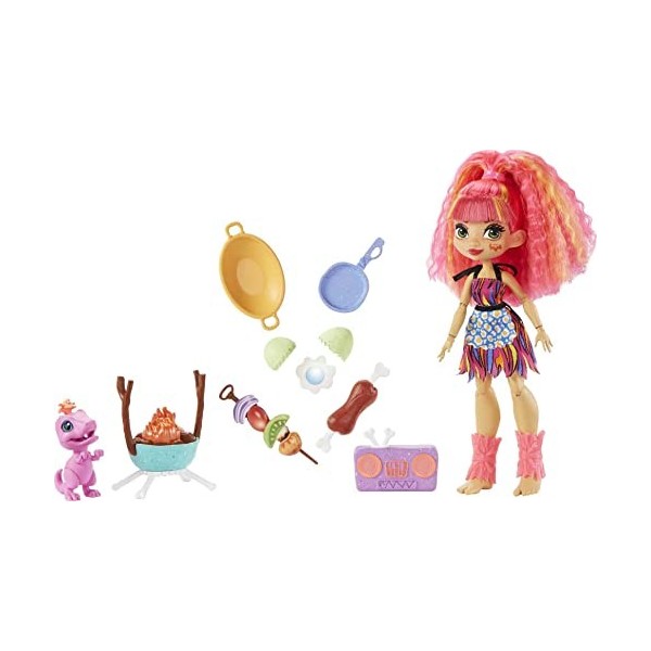 Cave Club Coffret Barbecue avec poupée préhistorique Emberly aux Cheveux Roses, Figurine bébé Dinosaure Flaire et Accessoires