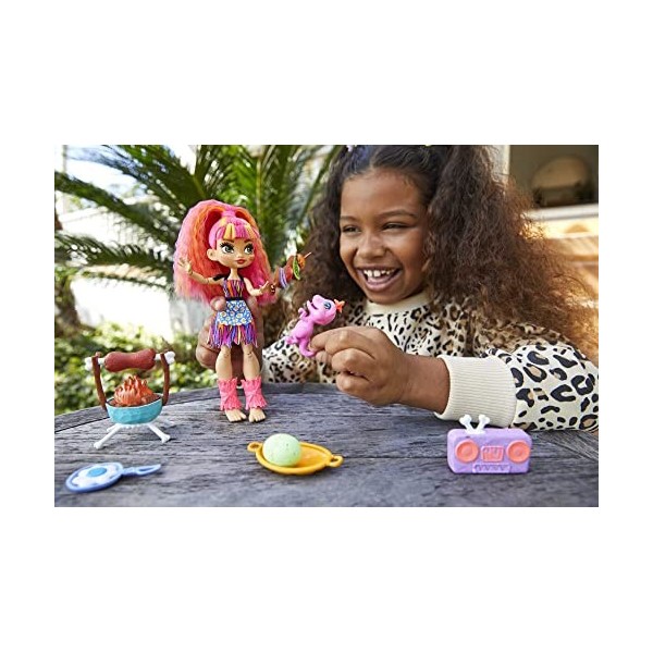 Cave Club Coffret Barbecue avec poupée préhistorique Emberly aux Cheveux Roses, Figurine bébé Dinosaure Flaire et Accessoires