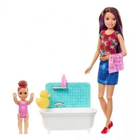 Barbie Famille coffret Heure du Bain poupée Skipper baby-sitter aux cheveux châtains et figurine denfant, accessoires inclus