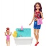 Barbie Famille coffret Heure du Bain poupée Skipper baby-sitter aux cheveux châtains et figurine denfant, accessoires inclus