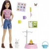 Barbie - It Takes Two - Coffret Vive le Camping - Poupée Skipper 25 cm , Lapin, Brasero, Autocollants et Accessoires de Camp