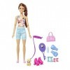 Barbie Coffret Bien-Être Barbie Fait du Sport, poupée mannequin brune articulée avec chiot, accessoires, roller, tennis, Joue