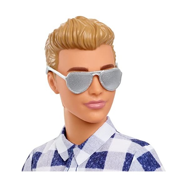 Barbie Poupée Ken Camping avec chemise à carreaux, jean effet usé et baskets blanches, avec 6 accessoires de camping, Jouet E