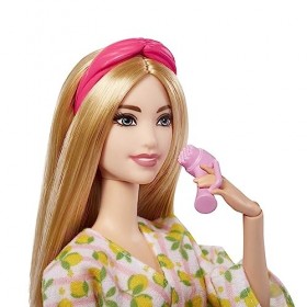 Barbie Coffret Bien-Être Barbie Va au Spa, poupée mannequin blonde avec chiot, peignoir imprimé citrons, serre-tête et masque