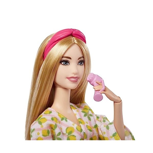 Barbie Coffret Bien-Être Barbie Va au Spa, poupée mannequin blonde avec chiot, peignoir imprimé citrons, serre-tête et masque