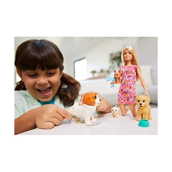 Barbie Coffret Poupee et ses 4 Chiens, dont 2 Figurines qui Peuvent Faire leurs Besoins, Accessoires Inclus, Jouet pour Enfan