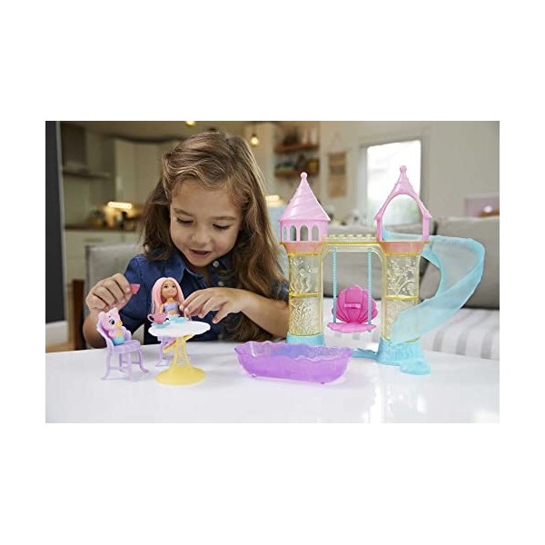 Barbie Dreamtopia Coffret Aire de Jeux château de sable avec poupée Chelsea sirène et Figurine Ourson-Triton, jouet pour enfa