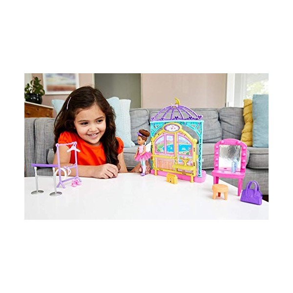 Barbie Club Chelsea coffret danse classique avec mini-poupée brune de 15 cm et accessoires, jouet pour enfant, GHV81