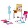 Barbie Métiers Coffret atelier de mode avec table de couture, mannequin et accessoires pour poupée, jouet pour enfant, FXP10