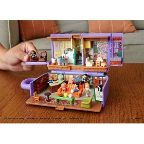 Polly Pocket Coffret Exclusif Friends Forme Tasse À Café Central Perk, Avec 6 Poupées, 9 Accessoires Et 3 Lieux Emblématiques