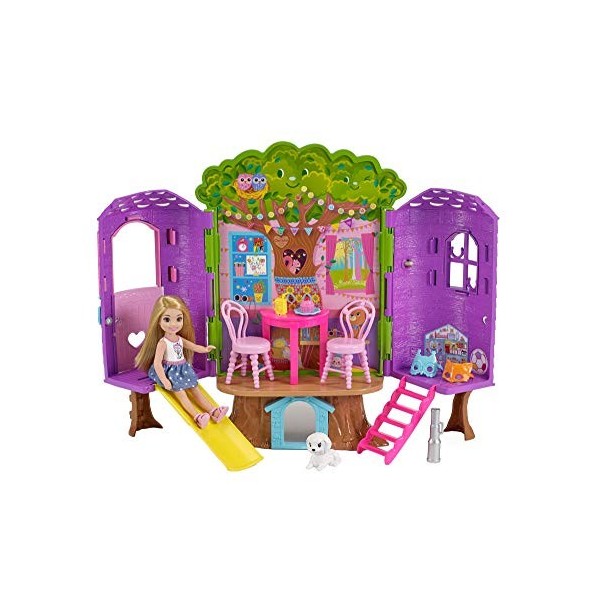 Barbie Famille mini-poupée Chelsea et sa Cabane dans les Arbres avec table, chaises, masques, lunettes et figurine de chien, 