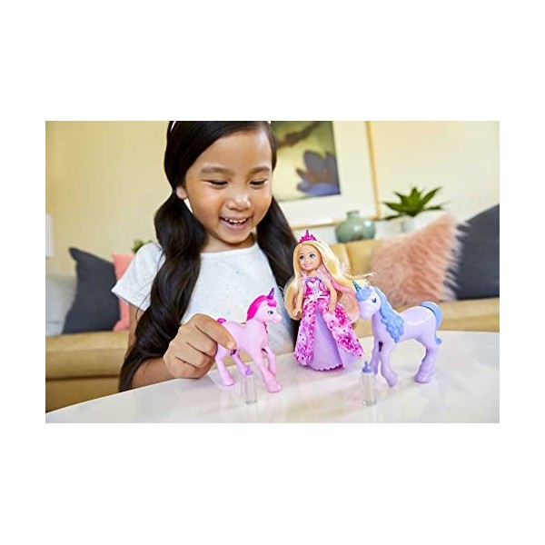 Barbie Dreamtopia Coffret Cadeau mini-poupée Chelsea Princesse avec une robe à cœurs, 2 bébés licornes et accessoires, jouet 