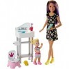 Barbie Famille coffret poupée Skipper baby-sitter apprentissage du pot avec figurine de fillette blonde et accessoires, jouet