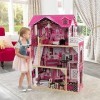 KidKraft Maison de Poupée en Bois Amelia incluant Accessoires et Mobilier, 3 Étages de Jeu avec Ascenseur pour poupées de 30 