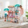 KidKraft Maison de Poupée en Bois Camila incluant Accessoires et mobilier avec Un Chat, élévateur et Piscine pour poupées, Jo