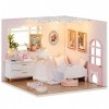 Spilay H024 Kit de meubles miniatures en bois pour maison de poupée faite à la main avec housse de poussière et LED, échelle 