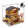 Sushi Shop Dollhouse Kit Miniature, Style Japonais Double-Decker Sushi Restaurant de poupée en Bois Maison DIY Scène Architec