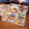 Momola Poupée Bricolage en Bois Jouet LED Mini Maison De Poupée Ensemble Jouet Bonheur Urbain Style Assemblage Jouet Kit Cade