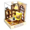 CUTEROOM Maison de poupée miniature en bois avec housse anti-poussière, lumière LED et accessoires – Maison de poupée série Q
