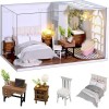 CUTEROOM Maison de poupée miniature en bois avec housse anti-poussière, lumière LED et accessoires – Maison de poupée série Q