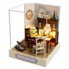 CUTEROOM Maison de poupée miniature en bois avec housse de poussière, lumière LED et accessoires – Nouvelle série QT QT031 