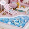 Kit Miniature De Maison De Poupée Bricolage avec Anti-Poussière Et Boîte À Musique Rose Piscine Villa Maison De Poupées en Bo