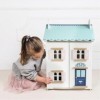 Le Toy Van - H125 - Maison de poupée Blue Belle en bois certifié FSC, 3 ans, pour fille, 2 étages, l 44 x p 36 xh 66 cm, avec