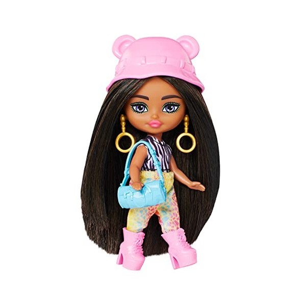 Barbie Poupée Mini Minis Extra Cool Voyage Articulée En Tenue Métallisée Pour Le Désert, Accessoires Festival Inclus, 8,3 Cm 