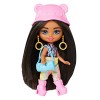 Barbie Poupée Mini Minis Extra Cool Voyage Articulée En Tenue Métallisée Pour Le Désert, Accessoires Festival Inclus, 8,3 Cm 